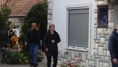 Pogledajte kako suprugu osumnjičenog za ubistvo Đokića odvode na ispitivanje