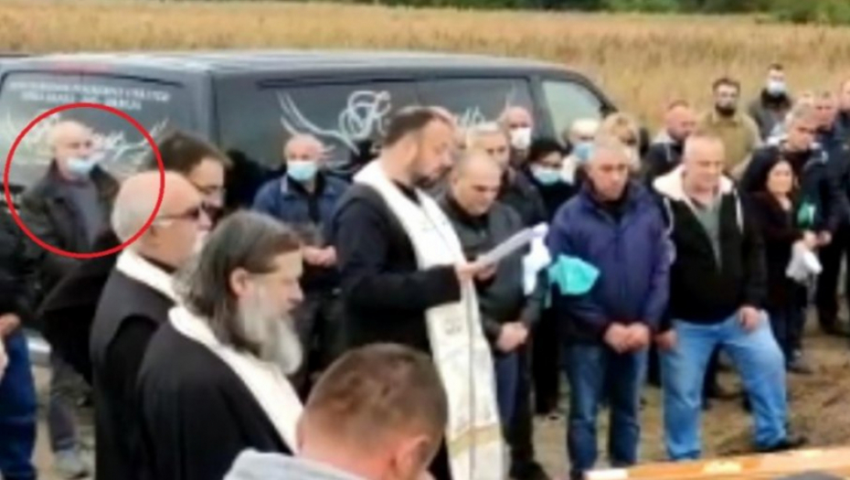 JEZIVA FOTOGRAFIJA Osumnjičeni za ubistvo bio na sahrani Đokića, gledao spuštanje kovčega!