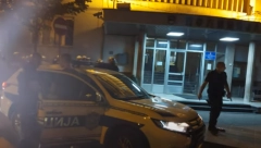 DRAMA PRED ZGRADOM NIŠKE POLICIJE Policija uhapsila dvojicu muškaraca i dovezla džip "porše" aleksinačkih tablica!