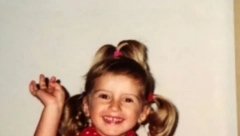 DANAS JE OVA DEVOJČICA PRAVI SKANDAL MAJSTOR! O njenoj ljubavi priča ceo region, a da li biste je prepoznali na ovoj fotografiji