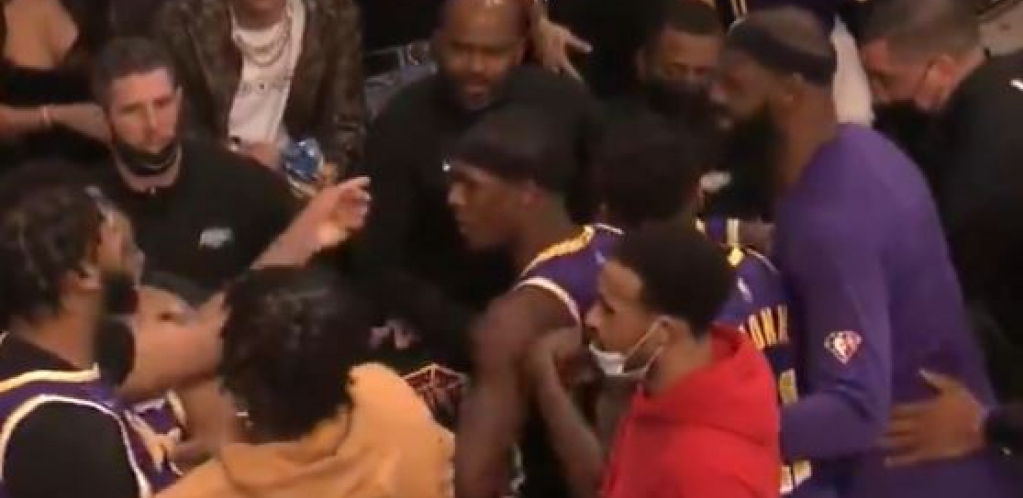 BRUKA I SRAMOTA Saigrači iz Lejkersa nasrnuli jedan na drugog (VIDEO)