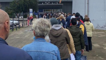 OGROMNE GUŽVE U REDU ZA VAKCINU Građani masovno dolaze na Sajam