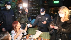 PRVE FOTOGRAFIJE IZ KAFIĆA U BEOGRADU Evo da li građani imaju kovid sertifikate, inspekcija svakog gosta proverava