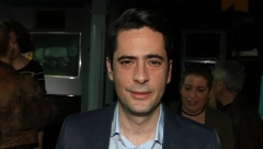 SAŠA JOKSIMOVIĆ UHVAĆEN U PRELJUBI! U jeku priča o razvodu, glumac u krevetu sa crnkom! (FOTO)