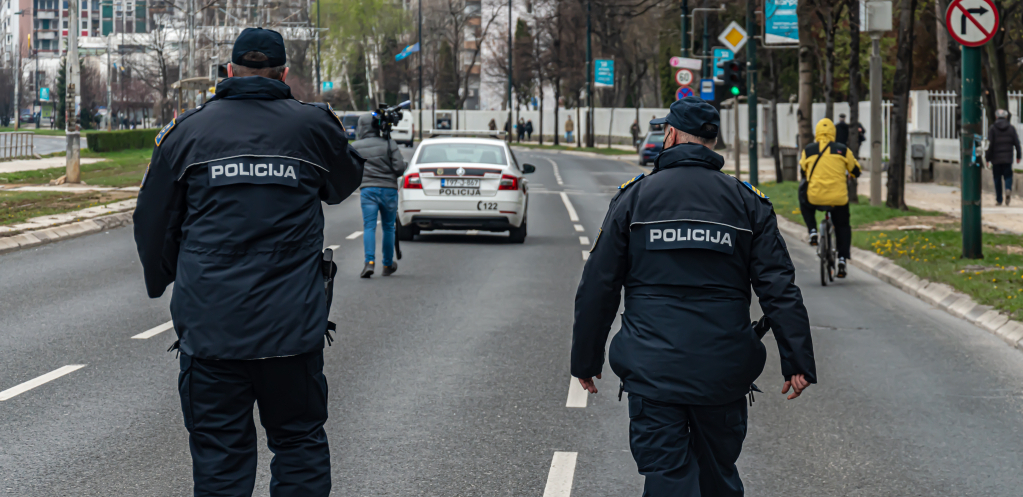 POLICIJA UHAPSILA ČOVEKA U TREBINJU Pisao grafite na stubu džamije