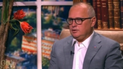 "SIMPATIČAN MLADIĆ" Evo kako je Vesić ugovorio sastanak sa Slobom, Mira ga opisala u memoarima (VIDEO)