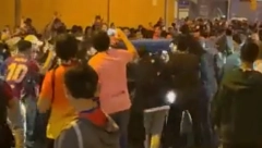 SAČEKUŠA! Navijači telefonima "napali" Kumana, trener Barse se jedva izvukao! (VIDEO)