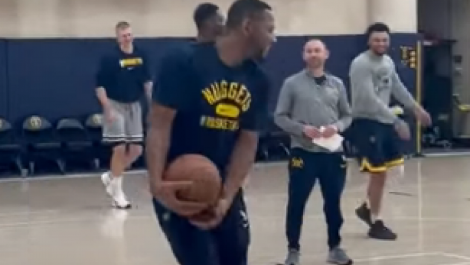 DA LI IM JE ZAMERIO? Saigrači se podsmevali Jokiću, evo kako je Srbin reagovao! (VIDEO)