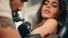DA LI TREBA DA SE OBRIJEM PRE TETOVIRANJA? Pitanja koja se ljudi stide da postave tattoo umetniku, a Maja je za Naj ženu odgovorila na njih