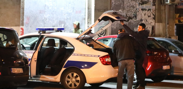 PRVE SLIKE STRELJANE, U KOJOJ JE MOMAK UPUCAN U GLAVU Policija dežura ispred: Mladić došao sa namerom da se ubije?!