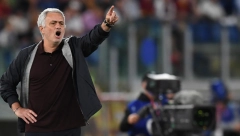 ISPLIVAO ŠOKANTAN SNIMAK Svi napadaju sudiju, a evo šta je Murinjo uradio posle finala Lige Evrope (VIDEO)