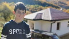 DEČAK KOJI JE RASPLAKAO SRBIJU KONAČNO IMA OSMEH NA LICU: Dragoslav ostao sam sa majkom, tražio jednu kozu, a dobio kuću (FOTO/VIDEO)