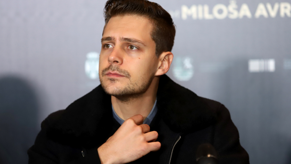 BIKOVIĆ IZGLEDOM ZASENIO SVE PRISUTNE! Glumac stigao na premijeru ,,Južnog vetra", žene pale u trans!