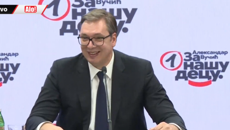 VUČIĆEVE ROLKE VEST BROJ JEDAN Predsednik prasnuo u smeh, ne može da veruje čime se bave: To sam dobio na poklon od ministra...