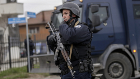 LAŽNA KOSOVSKA POLICIJA KOD JARINJA SA DUGIM CEVIMA Albanska zastava se vijori nad Kosovom