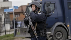 LAŽNA KOSOVSKA POLICIJA KOD JARINJA SA DUGIM CEVIMA Albanska zastava se vijori nad Kosovom