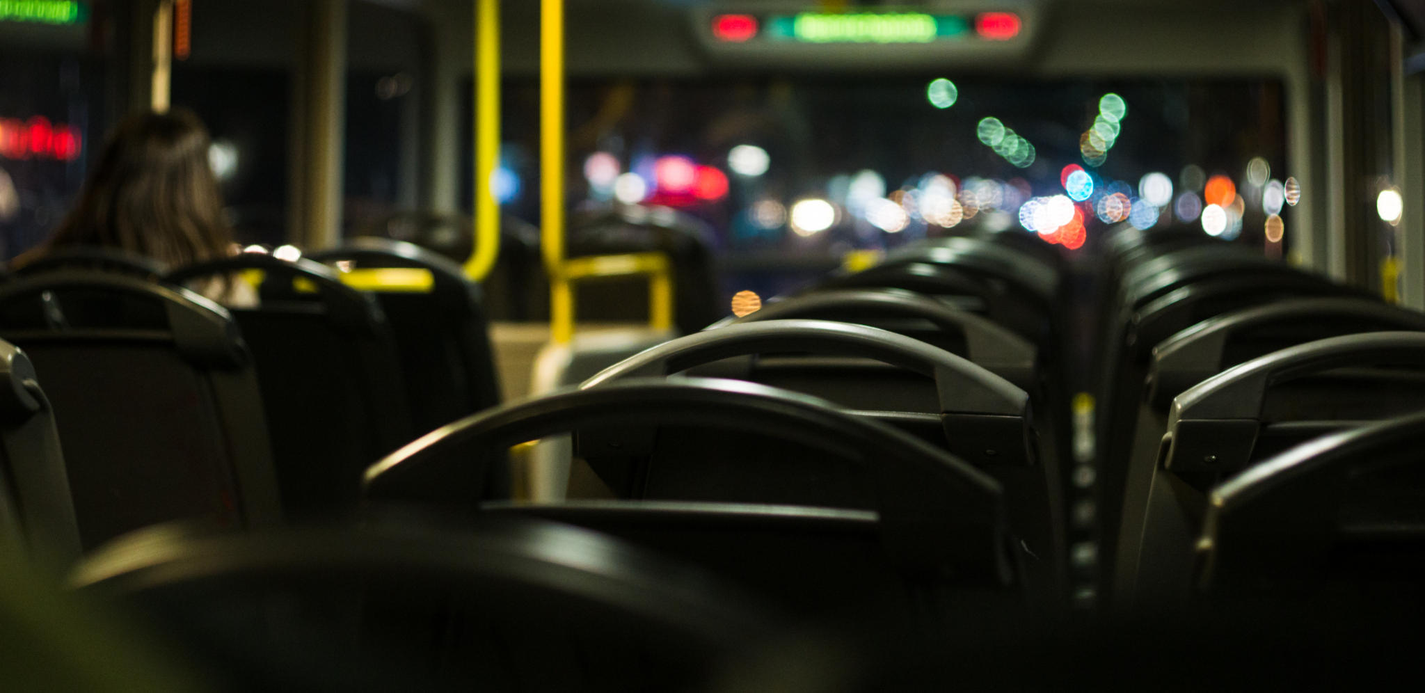 JEZIVO! Đilasovci kamenovali autobus sa pristalicama SNS-a