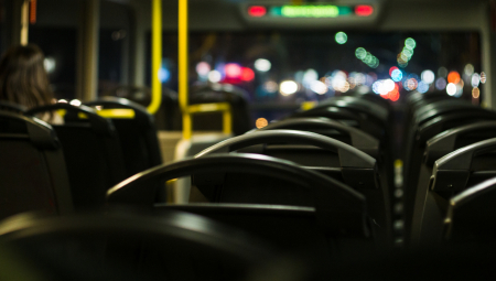 JEZIVO! Đilasovci kamenovali autobus sa pristalicama SNS-a