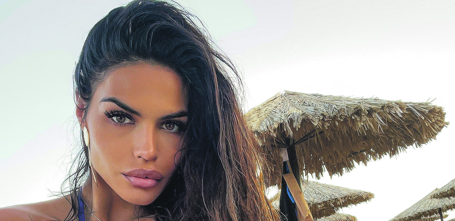 HOT IZDANJE NAŠE MANEKENKE Skinula se i pravila bezobrazne poze, a onda zumirala da joj se vidi intima, šokantno! (FOTO)