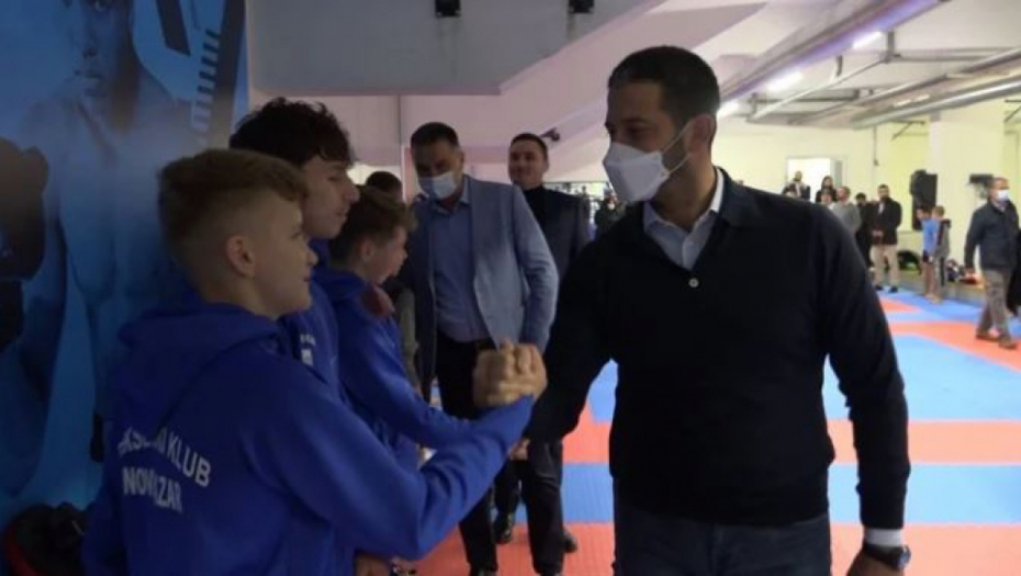 POKAŽIMO DA MOŽEMO DA POBEDIMO!  Ministar Udovičić razgovarao sa mladima u Novom Pazaru: Nastavite da svoje ciljeve postavljate visoko i ulažete u budućnost!