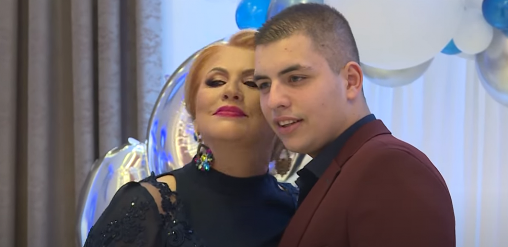 DRUGARI NISU ZNALI KO MU JE MAJKA Ćana proslavila sinu punoletstvo, a on krio od javnosti da mu je mama pevačica!