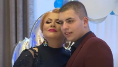 DRUGARI NISU ZNALI KO MU JE MAJKA Ćana proslavila sinu punoletstvo, a on krio od javnosti da mu je mama pevačica!