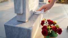 KAKO UKLONITI VOSAK SA SPOMENIKA? Malo poznat način sa papirnim ubrusom