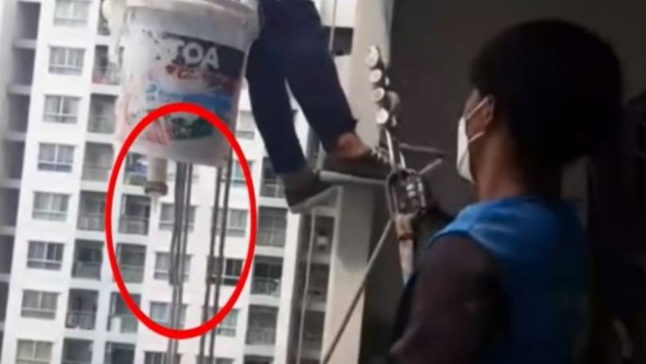 MOLERI JEDVA PREŽIVELI! Žena se razbesnela i odlučila da preseče uže radnicima na 26. spratu! (VIDEO)