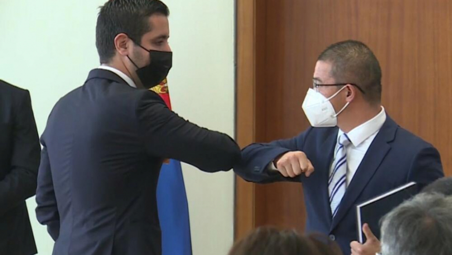 ZNAČAJAN PROJEKAT Momirović uručio delegaciji Kine građevinsku dozvolu za deonicu pruge Beograd-Budimpešta