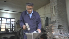 DEDA PERO JE DOKAZ DA JE RAD STVORIO ČOVEKA U devetoj deceniji i dalje čvrsto drži alat u rukama (FOTO)