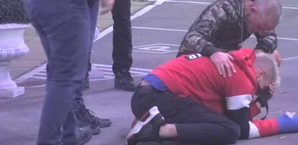 DEJAN LOMI SVE PRED SOBOM Pogledao snimak Dalile i Cara pa se bacao i urlao, nisu mogli da ga smire (VIDEO)