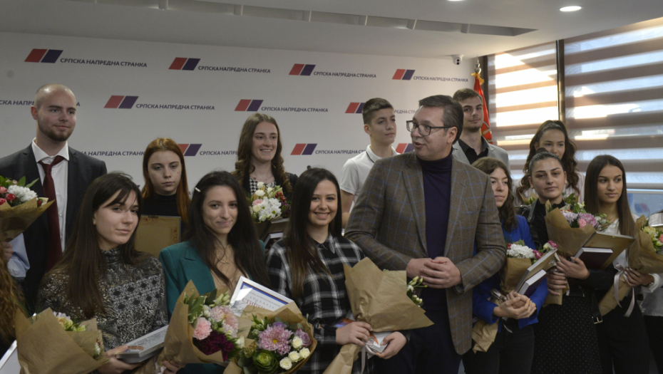 VUČIĆ URUČIO STIPENDIJE NAJBOLJIM STUDENTIMA Samo vam znanje i borbenost niko ne može uzeti (FOTO)