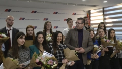 VUČIĆ URUČIO STIPENDIJE NAJBOLJIM STUDENTIMA Samo vam znanje i borbenost niko ne može uzeti (FOTO)