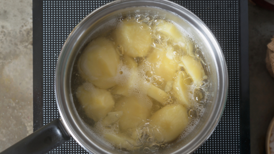 Ako je bacate, grešite! Voda u kojoj se kuvao krompir ima široku primenu