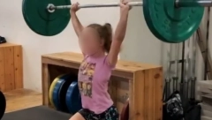 MOŽE DA PODIGNE ODRASLOG ČOVEKA: Ona je najjača devojčica (8) na svetu, a ima samo 30 kilograma!