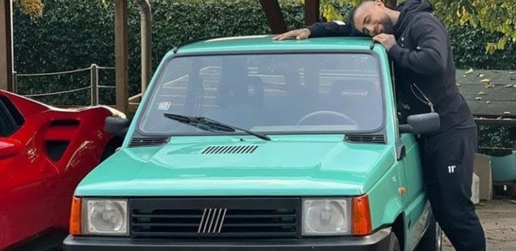 DŽABA TI MERCEDES, DŽABA TI FERARI! Fudbaler Intera plakao od sreće kada mu je stigao "krš" star 20 godina, a tek da vidite kako "tera" po snegu! (FOTO)