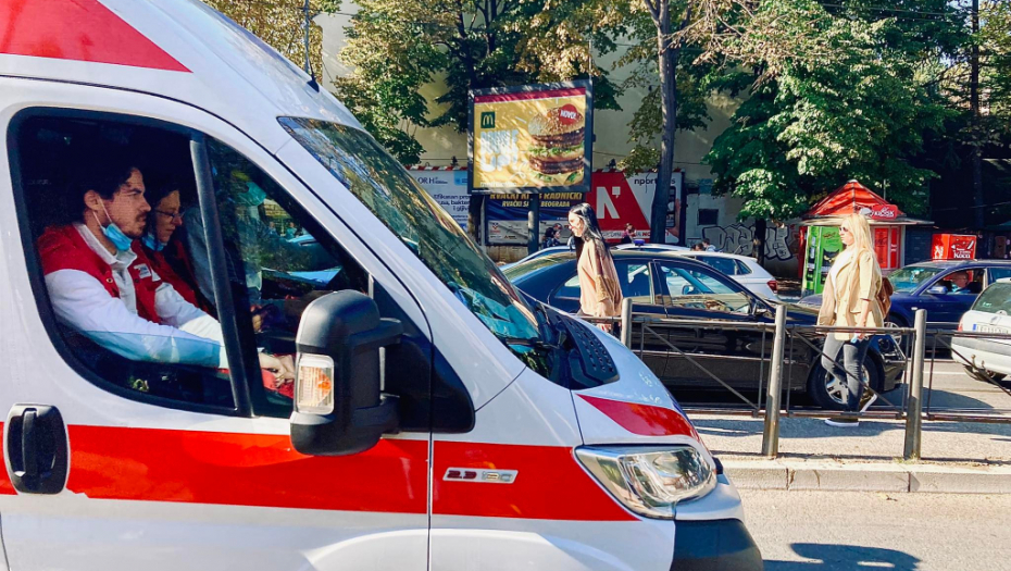 TRAGEDIJA U BULEVARU OSLOBOĐENJA Automobil udario ženu, ostala da leži nepomično na putu