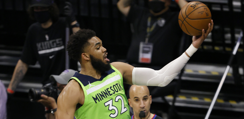 UHVATI ME AKO MOŽEŠ Devojka uletela na teren, a pogledajte reakciju obezbeđenja (VIDEO)