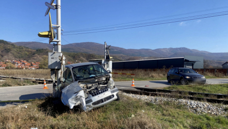 UŽASNE FOTOGRAFIJE NESREĆE KOD PIROTA Voz potpuno smrskao automobil (FOTO)