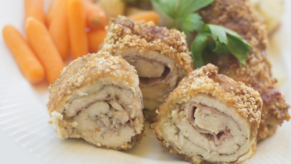 ZANIMLJIVA KOMBINACIJA, KOJU VREDI PROBATI Pileći rolat sa paprikom i sirom, vreme je za uživanje