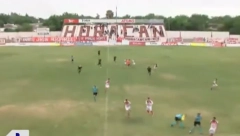 UZNEMIRUJUĆE SCENE! Navijač upucao trenera na utakmici! Potpuni haos, svi se borili za goli život! (VIDEO)