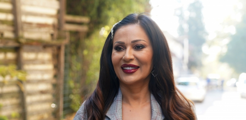 CRVENI KARMIN I DUBOKI DEKOLTE! Ceca se pojavila u nesvakidašnjoj kombinaciji na snimanje ZG, a ovaj detalj u njenoj ruci košta papreno!