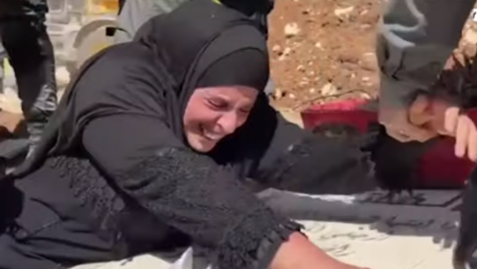 MAJKA U SUZAMA NA GROBU SINA Buldožeri ruše groblje kako bi napravili igralište (VIDEO)