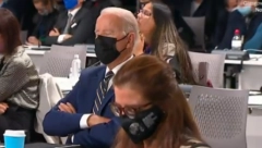 NE BIRA NI VREME NI MESTO "Uspavani Džo" ponovo u akciji, drema na konferenciji u Glazgovu! (VIDEO)