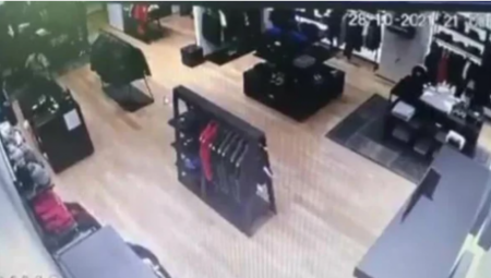 UZEO MAJICE SA ZUJALICAMA, PA DAO TAJNI ZNAK Pogledajte snimak krađe u BG tržnom centru! (VIDEO)