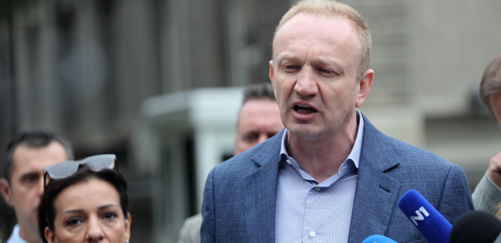 ONI SE SPRDAJU SA NARODOM! Pokušavaju da od kriminala i kupovine kluba u Engleskoj naprave nešto smešno, a ništa smešno nije (FOTO)