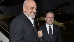 Rama stigao u Beograd, dočekao ga Selaković na aerodromu