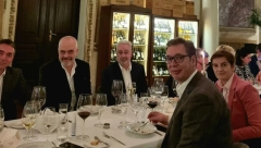 ANA I JA SMO PREDSTAVILI ODLIČNA SRPSKA VINA Vučić na večeri sa prijateljima iz regiona (FOTO)