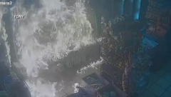 POSLE SVAĐE BACAO MOLOTOVLJEVE KOKTELE Zastrašujući snimak paljenja radnje, vatrena stihija progutala sve u sekundi