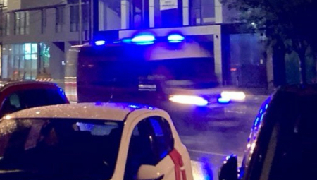 JEZIVA TUČA U ZEMUNU Jednom momku zabili nož u srce, drugi ima opekotine od baklje